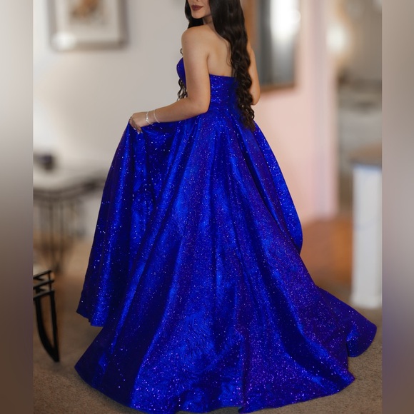 I’m selling my Camille’s LA VIE royal blue dress that got out back in 2018